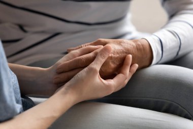 Genç bayan psikolog yaşlı kadın hastaya danışmanlık yapıyor.
