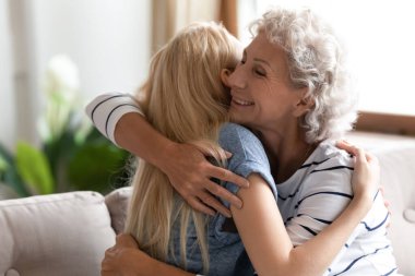 Olgun bir anne, yanlış anlaşılmadan sonra yetişkin kızını göğüs göğüse katlıyor.