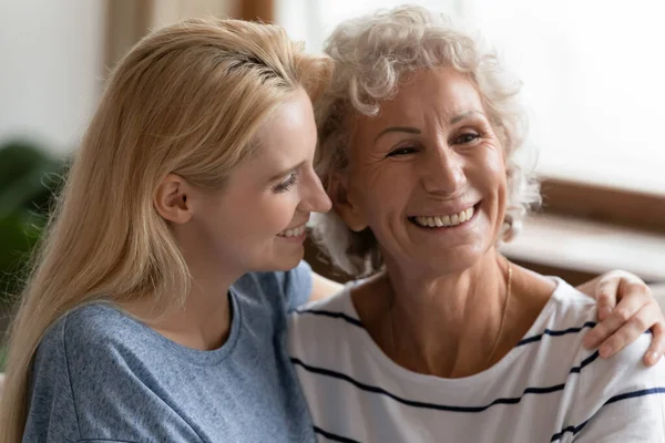 Millennial hija mostrando apoyo y cuidado a la madre mayor — Foto de Stock