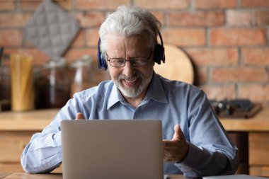 Dizüstü bilgisayarda gülümseyen son sınıf öğrencisi konuşması