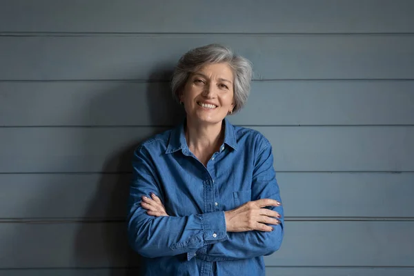 Ritratto di felice donna anziana in posa su sfondo grigio — Foto Stock