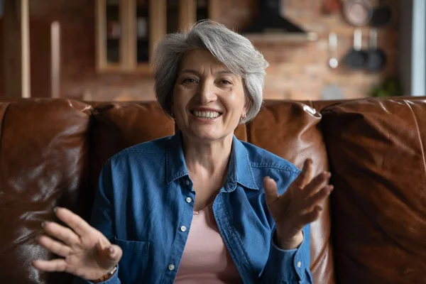 Sorridente donna anziana hanno videochiamata a casa — Foto Stock