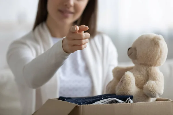 Nahaufnahme einer Frau, die nach freiwilliger Spende fragt — Stockfoto