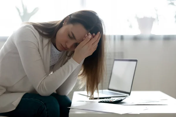 Mujer joven infeliz angustiada con problemas financieros —  Fotos de Stock