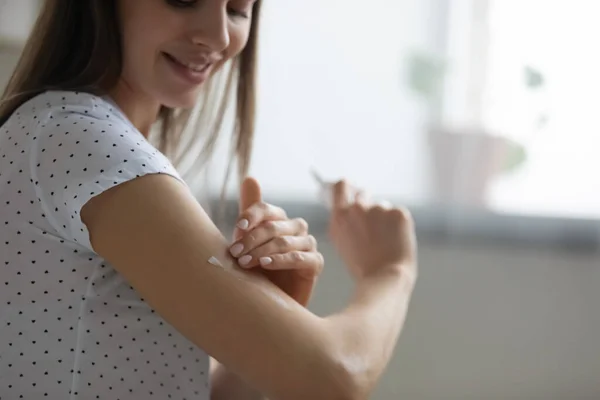 Gelukkig jong vrouw aanklagen schoonheid producten thuis — Stockfoto