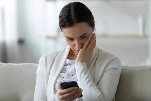 Нещаслива молода жінка має проблеми зі смартфоном — стокове фото