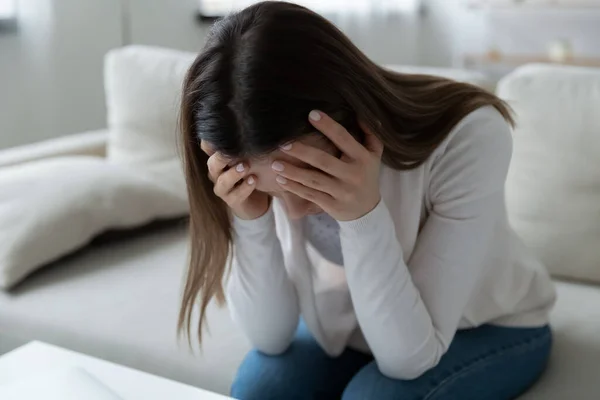Несчастная молодая женщина чувствует депрессию дома — стоковое фото