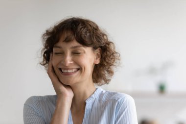 Mutlu 40 'lı yılların kadınları gülüyor. Evlerinde mutlu hissediyorlar.