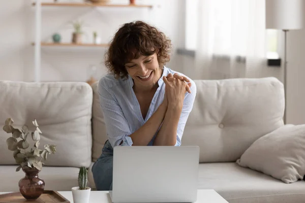 Leende vit kvinna titta på bärbar skärm talar online — Stockfoto