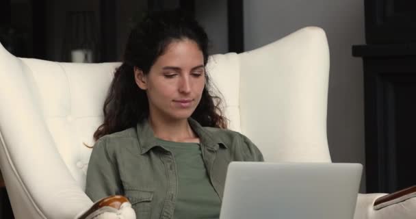 Överlycklig kvinna läsa goda nyheter på laptop fira lotteri vinna — Stockvideo