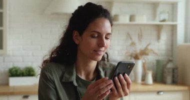 Kadınlar akıllı telefon kullanır. Alışverişin keyfini çıkar, kolay mallar internetten alınır.
