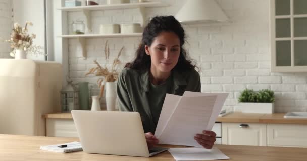 Podekscytowana kobieta czyta list z banku czuje się podekscytowana wiadomościami — Wideo stockowe
