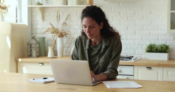 Kvinna kontrollera e-post på laptop läsa nyheter känns otroligt glad — Stockvideo