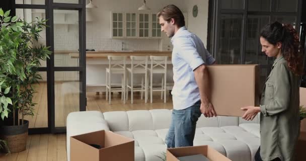 Coppia stanca che porta oggetti al giorno del trasferimento in una nuova casa — Video Stock