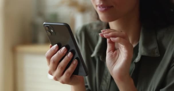 Closeup προβολή γυναικεία χέρια κρατώντας smartphone μετακινηθείτε ειδήσεων ζωοτροφών — Αρχείο Βίντεο