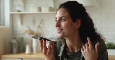 Akıllı telefon tutan kadın sesli mesaj bırakın. Hoparlör kullanın.