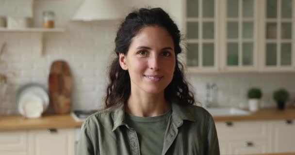 Πορτραίτο κεφαλής όμορφη γυναίκα 35 ετών ποζάρουν στην κουζίνα του σπιτιού — Αρχείο Βίντεο