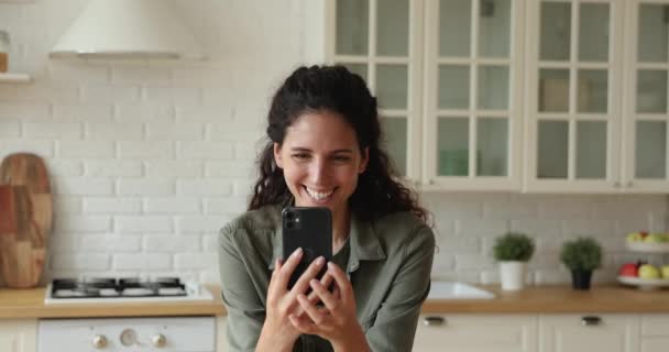 Femme heureuse tenant smartphone utiliser app videocall saluer ami — Video