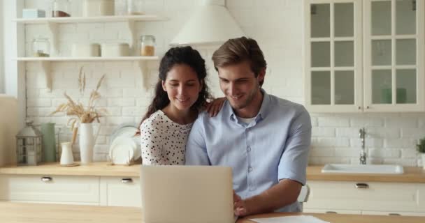 Casal em uso de cozinha laptop escolher bens para casa online — Vídeo de Stock