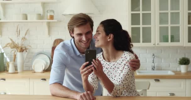 Casal usando smartphone desfrutar de comunicação videocall com a família no exterior — Vídeo de Stock