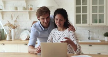 Çift dizüstü bilgisayarda mesajları okuyarak online piyango başarısını kutluyor