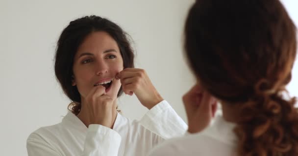 Mulher usando fio dental dentes de limpeza fazer rotina matinal — Vídeo de Stock