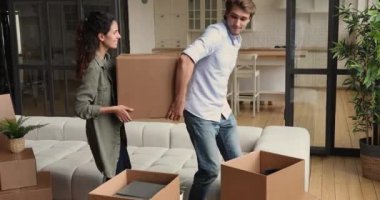 Evli çiftler taşınmayı bitirirken kanepeye uzanır ve mutlu olurlar.