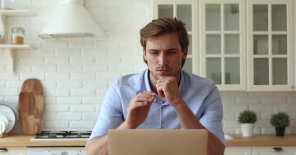 Pensivo homem pensando sobre a solução de questão enquanto trabalhava no laptop — Vídeo de Stock