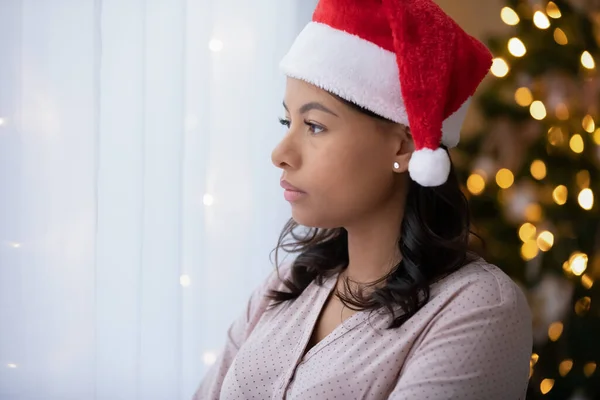 Mujer biracial molesto sentirse solo en la víspera de año nuevo —  Fotos de Stock