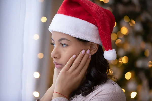 Triste mujer afroamericana se siente sola el día de Navidad —  Fotos de Stock