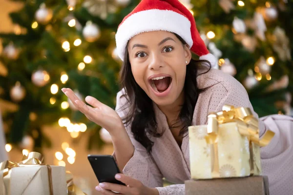 Sorprendida mujer biracial asombrada por el mensaje de venta de Navidad en la celda — Foto de Stock