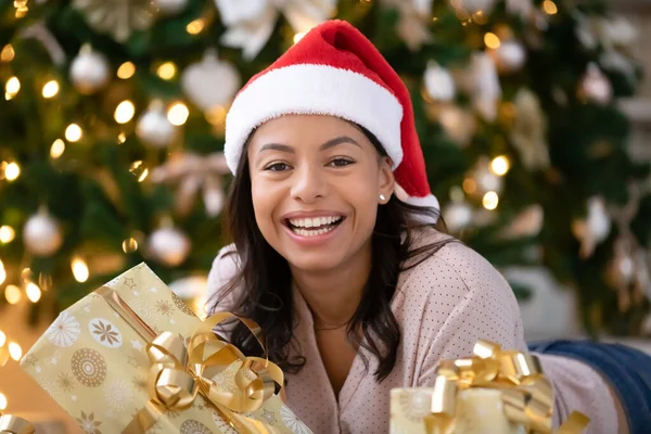 Retrato de mujer birracial sonriente en sombrero de Santa —  Fotos de Stock