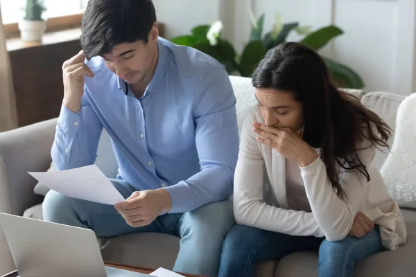 Pensativo joven familia pensativa estudiando documentos financieros de conseguir hipoteca —  Fotos de Stock