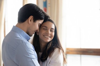 Bin yıllık şefkatli karı koca kucaklaşıp eğleniyorlar.