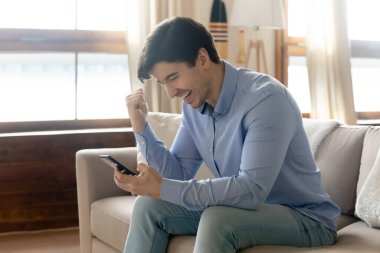 Heyecanlı öğrenci videoyla üniversiteye kaydolma haberi