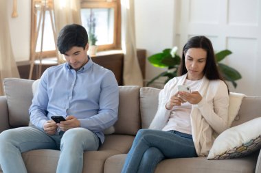 Milenyum çifti internet bağımlılığı mağdurları evlerinde alet kullanıyorlar.