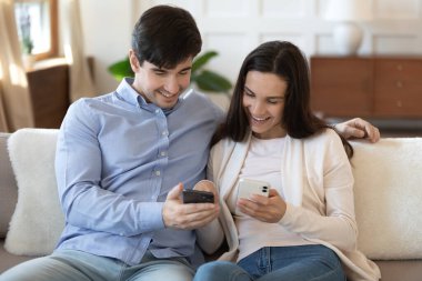 Milenyum erkek ve kadın cep telefonlarıyla iyi vakit geçiriyor