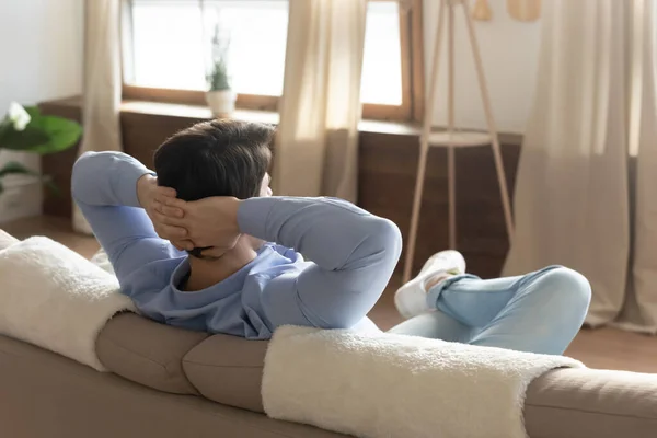 Hombre de ensueño milenario descansando del trabajo en un cómodo sofá —  Fotos de Stock