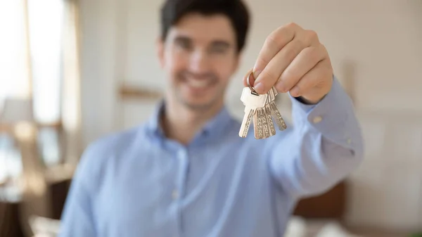 Sonriente agente de bienes raíces que le da las llaves del apartamento comprado — Foto de Stock