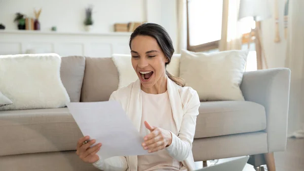 Overjoyed teen girl college student reading document of getting scholarship — Stock Photo, Image