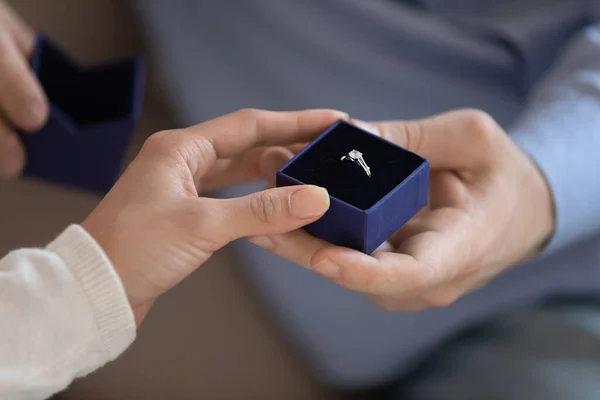 Joven macho presentando anillo de compromiso a amada hembra — Foto de Stock