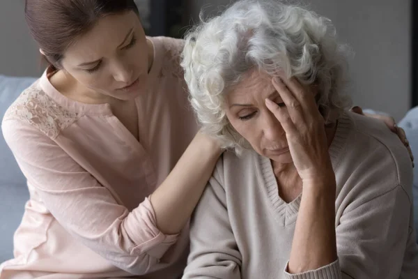 Närbild kärleksfull dotter kramas, trösta frustrerad mogen mor — Stockfoto