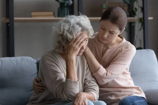 Fürsorgliche erwachsene Tochter tröstet frustrierte reife Frau — Stockfoto