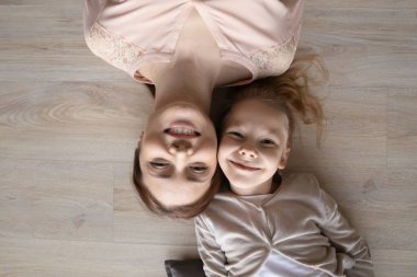 Annesiyle mutlu küçük bir kızın portresi.