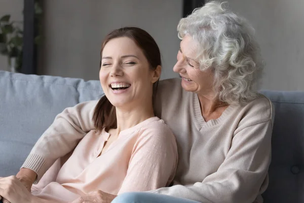 Alegre mujer madura con hija adulta divirtiéndose juntos — Foto de Stock