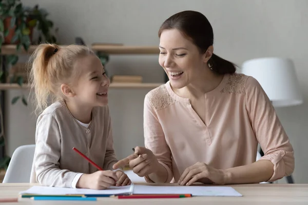 Feliz madre y niña divirtiéndose, dibujando lápices de colores —  Fotos de Stock