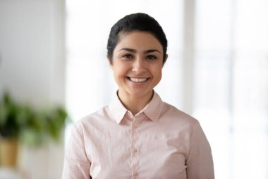 Gülümseyen Hintli kadın çalışanın profil fotoğrafı