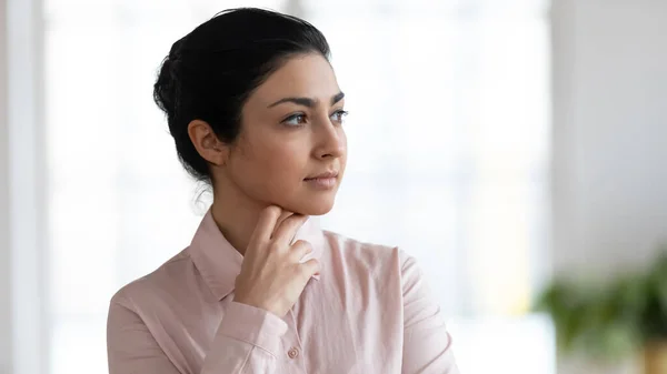 Close-up van pensive indiase vrouw look in afstand denken — Stockfoto