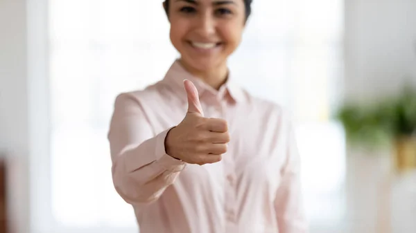 Nahaufnahme einer Frau zeigt Daumen hoch — Stockfoto