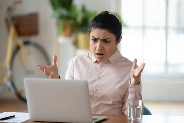 Unhappy young indian woman frustrated by laptop problem — Stock Photo, Image